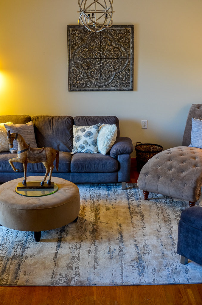 Pattern rug with horse statue in front room ky home