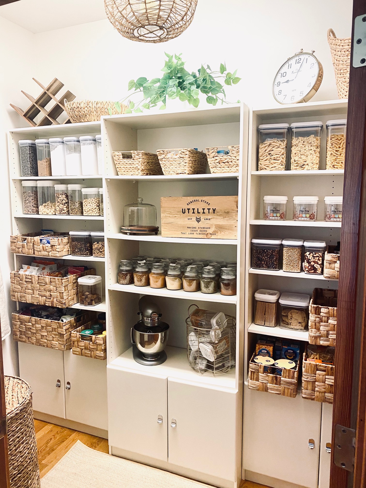 12 Mega Organized Pantries We're Totally Panting Over